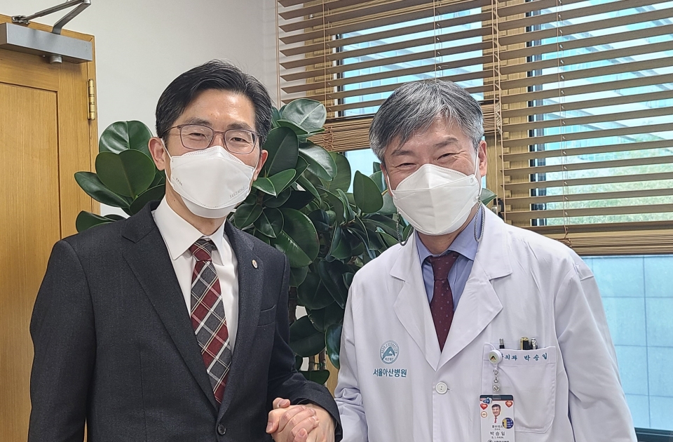 이필수 의협회장 당선인(왼쪽)과 박승일 서울아산병원장(오른쪽)