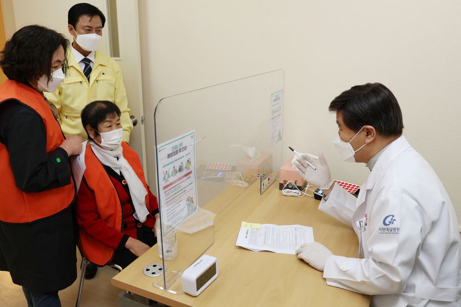김양우 가천대 길병원장(오른쪽)이 남동구 코로나19 예방접종센터에서 직접 환자를 예진하고 있다. 이강호 남동구청장(왼쪽 두 번째)도 예방접종센터를 방문해 원활한 접종을 독려했다.