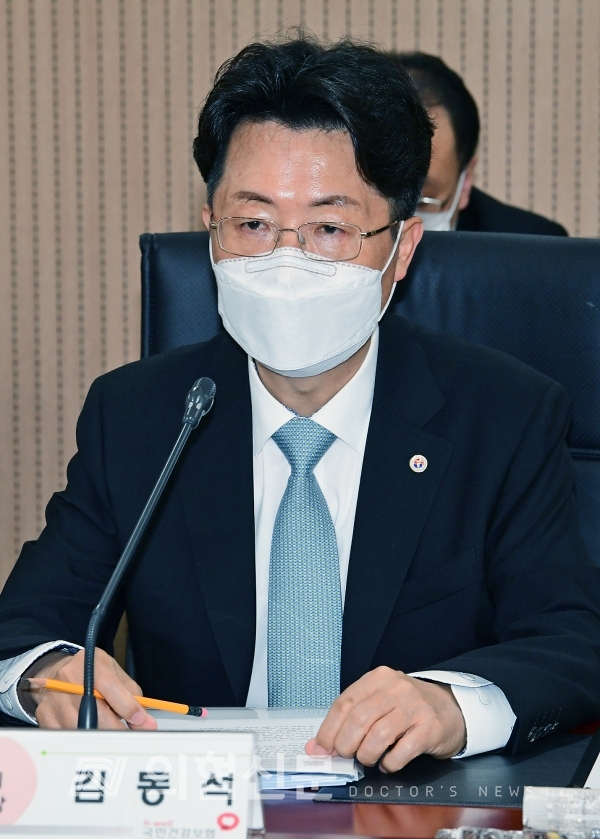 <span class='label radius small' style='background-color:#5487ab'>포토뉴스</span> 의협 첫 수가협상에 쏠린 눈