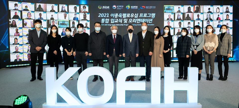 한국국제보건의료재단(KOFIH)은 12월 23일 아시아·아프리카 해외협력 9개국 100명의 의료인력 연수생을 대상으로 2021년 '이종욱펠로우십' 프로그램 온라인 통합 입교식을 열었다.
