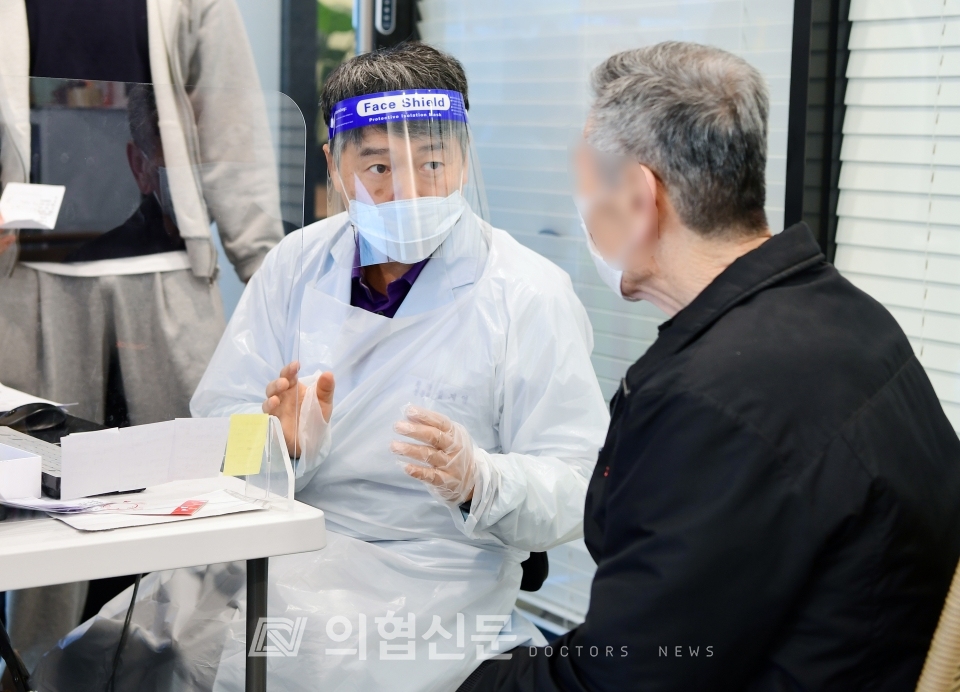 서울시 용산구 소재 동네의원에서 의사가 보호장비를 착용하고, 환자에게 진료를 하고 있는 모습. [사진=김선경 기자]ⓒ의협신문