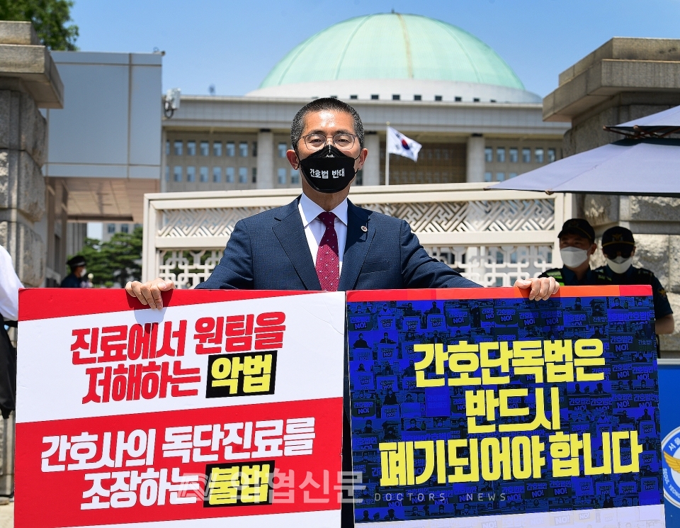 이필수 대한의사협회장이 5월 31일 뜨거운 더위에도 간호법 저지를 위한 국회 앞 1인시위에 나섰다. [사진=김선경 기자]ⓒ의협신문