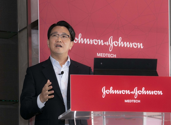 오진용 존슨앤드존슨 북아시아지역 총괄사장이 존슨앤드존슨의 향후 사업방향을 설명하고 있다. 