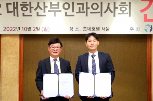 김재연 대한산부인과의사회장(왼쪽)과 김경환 이엘세무회계 대표 회계사가 2일 병의원 세무 및 재무 업무를 지원하기 위한 협약을 체결했다.