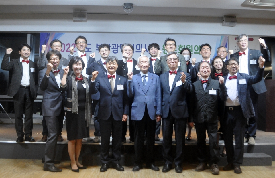 부산광역시의사회가 주최한 원로회원의 밤 행사가 10월 20일 열렸다.  이날 행사에는 부산시의사회 77년 역사의 산증인인 원로회원 80여명이 참여했다. ⓒ의협신문