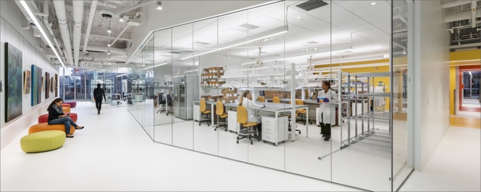 미국 보스턴에 자리하고 있는 ASIMOV 실험실. 실험실에 설치한 최신 기계들은 실험기기 제조 회사에서 마케팅의 일환으로 앞다투어 제공하고 있다. 제조 회사와 바이오 벤처기업 모두 win-win 할 수 있는 환경이 성장의 원동력이 되고 있다. [사진=박제연 전공의] ⓒ의협신문
