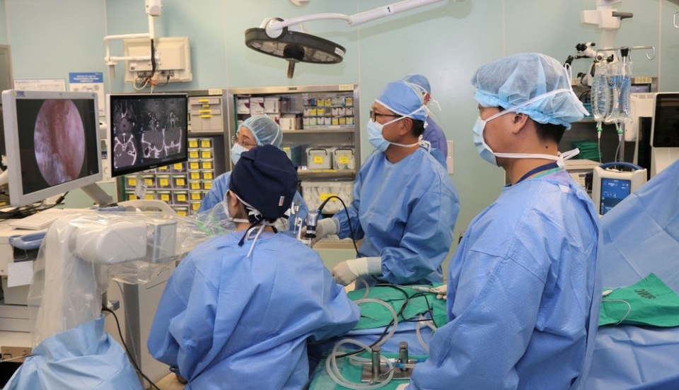 공두식 교수팀이 내시경을 이용한 뇌종양 수술을 시행하고 있다.