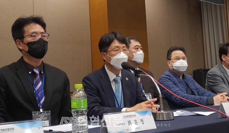 (가운데) 김동석 대한개원의협의회장, (왼쪽) 좌훈정 대개협 기획부회장 [사진=홍완기 기자] ⓒ의협신문