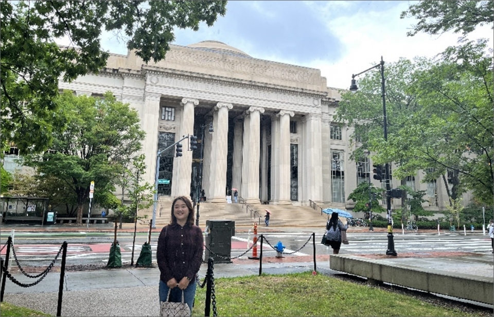 매사추세츠공과대학교(MIT)는 1861년 설립한 사립대학으로 공대 분야에서 세계적인 명성을 구축하고 있다. 학부생 4638명과 대학원생 7296명이 재학하고 있다. 필자가 MIT 도서관을 배경으로 사진을 남겼다. ⓒ의협신문
