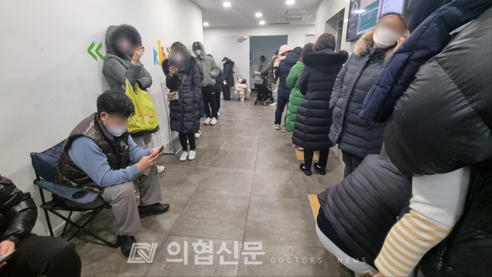 오전 8시 30분 성북우리아이들병원 복도. 50여명의 환아와 보호자들이 소아청소과 진료를 받기 위해 길게 늘어섰다. [사진=김미경 기자] ⓒ의협신문