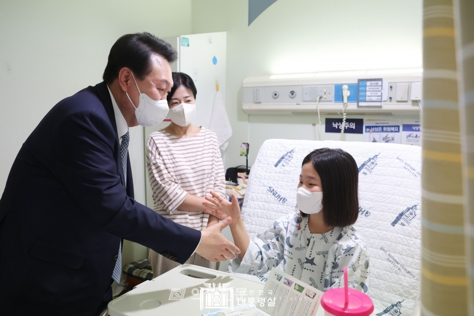 윤석열 대통령은 지난 2월 22일 서울대 어린이병원을 현장받문했다. [사진=대통령실] ⓒ의협신문