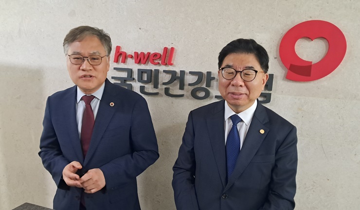 김봉천 의협 수가협상단장(왼쪽)과 ⓒ의협신문 최승원 기자