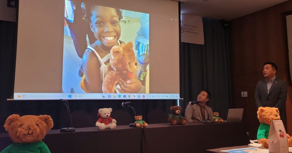 권순우 TRA 한국지회장이 'TEDDY BEARS FOR KIDS'에 대해 설명하고 있다．