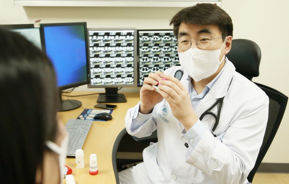 송우정 서울아산병원 알레르기내과 교수가 코로나19로 인한 기침 환자를 진료하고 있다.