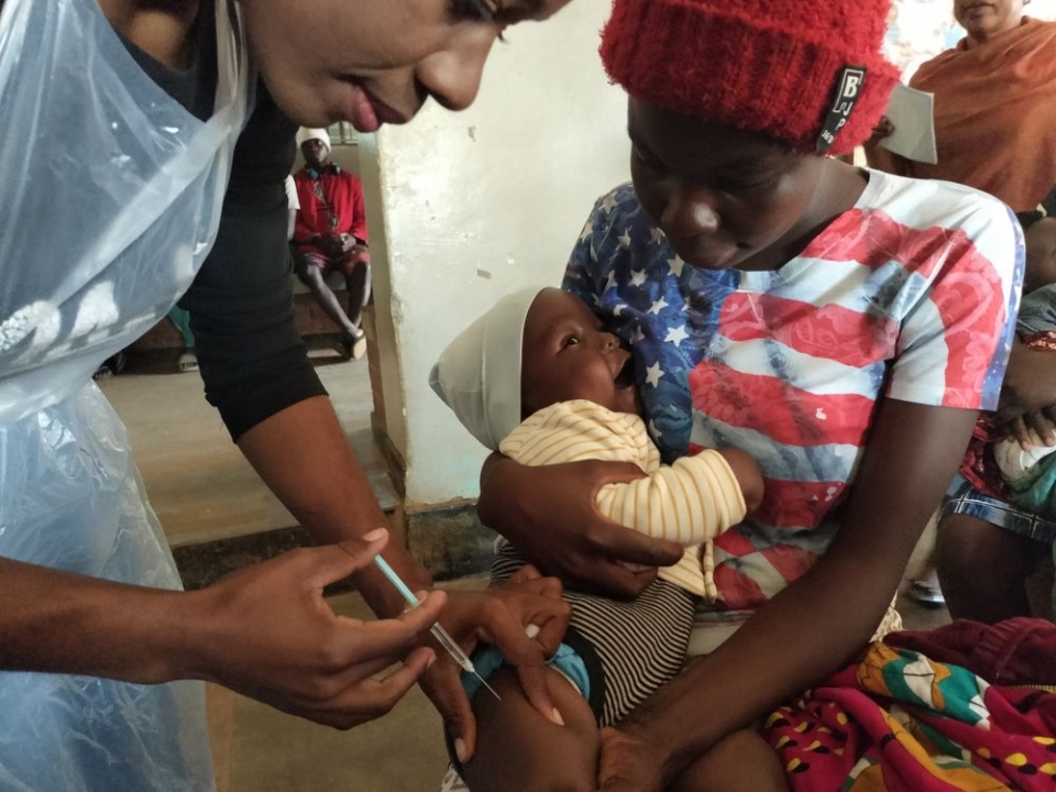 말라위 릴롱궤의 카왈레 보건센터에서 아동에게 말라리아 백신을 <span class='searchWord'>접종</span>하고 있다.[사진제공=유니세프한국위원회]