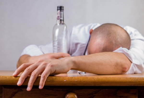 연구 결과, 녹내장 음주자 1만 3643명 중 진단 후 금주한 2866명은 음주를 지속한 환자에 비해 실명 발생 위험도가 약 37%(조정된 위험비 0.63) 낮은 것으로 파악됐다. [사진=pixabay] ⓒ의협신문
