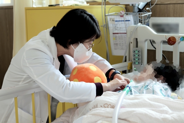 서울대어린이병원 의료진이 넥슨어린이통합케어센터 입원 환아의 건강을 살피고 있다. ⓒ의협신문