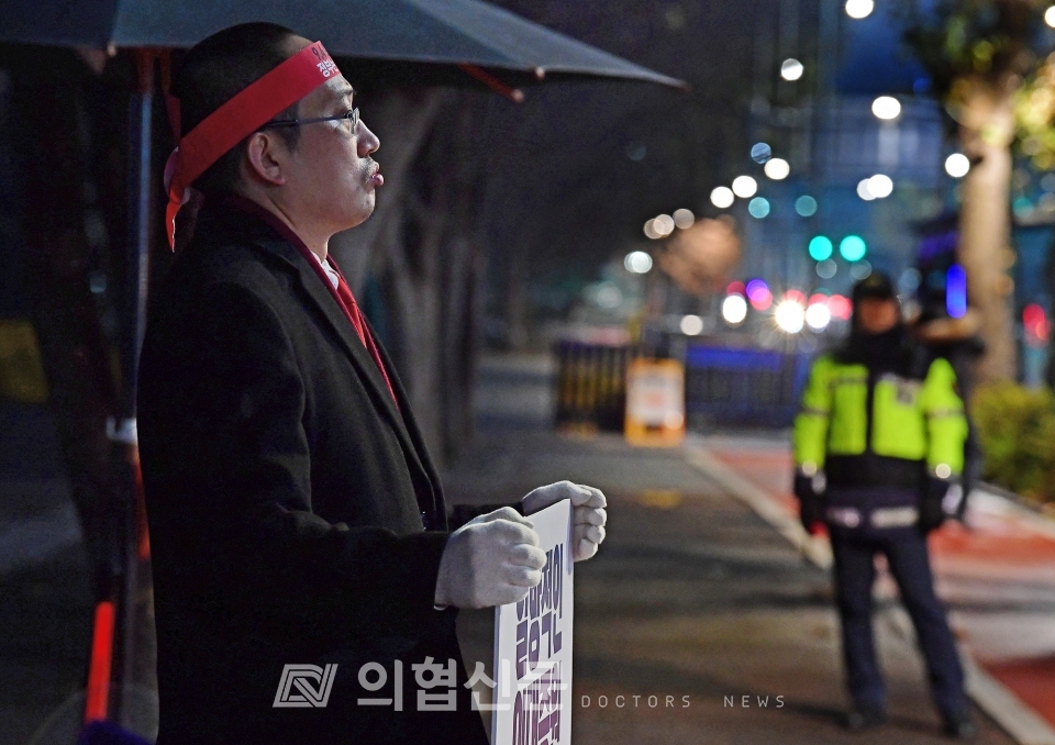 최대집 범대위 투쟁위원장이 한밤 중 대통령실 앞에서 1인 시위를 하고 있다. ⓒ의협신문 김선경