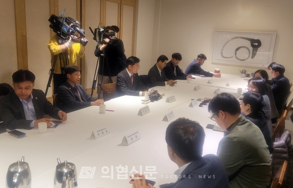 <span class='searchWord'>대한의사협회</span>와 보건복지부는 13일 오후 서울 컨퍼런스하우스 달개비에서 제21차 의료현안협의체를 열었다. ⓒ의협신문