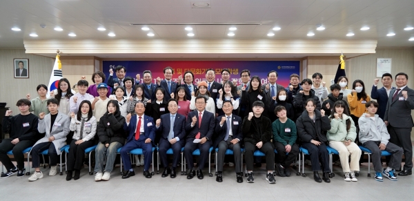 민주평화통일자문회의 의료봉사단은 최근 북한 이탈주민과 다문화 가정 모범학생60명에게 장학금 5천만원을 전달했다. ⓒ의협신문