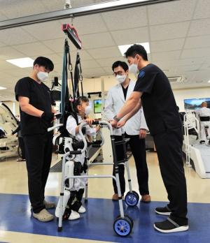웨어러블 보행 로봇, 어린이 재활 치료 '효과'