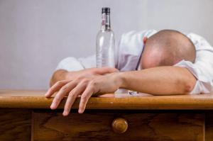 코로나19 팬데믹 와중 알코올 기인 사망 급증