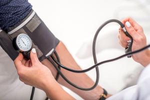 집에서 혈압 재는 고혈압환자 35.5%뿐